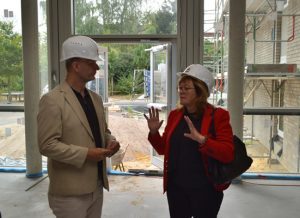 ProZent-Geschäftsführerin Walburga Wüster erläutert SPD-MdL Stefan Zimkeit den Ablauf der Bauarbeiten.