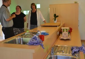 Gisela Larisch zeigt Stefan Zimkeit und Sonja Bongers die Küche, die eine Kinder- und eine Erwachsenenseite hat.