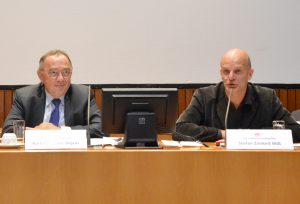 Finanzminister Norbert Walter-Borjans und der SPD-Haushaltsexperte Stefan Zimkeit bei einer Tagung im Landtag.
